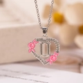Collana a cuore argento con ciondolo lettera U e dettagli di fiori rosa dipinti - Lettera U / Argento
