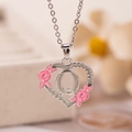 Collana a cuore argento con ciondolo lettera Q e piccoli fiori smaltati rosa - Lettera Q / Argento