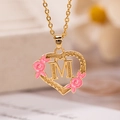 Collana a cuore dorata con un fiore in smalto rosa e un pendente centrale con lettera M - Lettera M / Oro