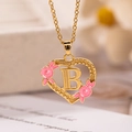 Collana a cuore dorata con fiori in smalto rosa e ciondolo con lettera B - Lettera B / Oro