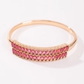 Detail van een roségouden armband met dubbele rij marquise-geslepen roze zirkonia stenen - Dubbele Rij Marquise Steen Stijl / Roségoud Met Roosrode Steen