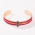 Vue macro détaillée du bracelet doré serti de cristaux carrés roses et verts - Style Contraste Carré Double Couche