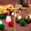 Orecchini di Natale con fiocco verde e campanello dorato su un supporto per gioielli - Bow Combination