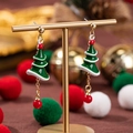 Orecchini ad albero di Natale con smalto verde e perle rosse su base dorata - Albero di Natale con nappa e catena di perline
