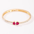 Eleganter Goldarmreif mit roten herzförmigen Kristallen und schimmerndem Pavé-Diamantdekor - Doppelkopf Tropfen Armreif