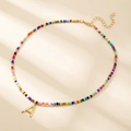 Collier ras du cou perles arc-en-ciel avec pendentif lettre A dorée et chaîne réglable - Style Lettre A (A)