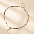 Collier de perles colorées avec pendentif lettre B dorée et fermoir mousqueton - Style Lettre B (B)