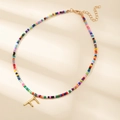Collier en perles multicolores avec pendentif lettre F dorée et fermoir ajustable - Style Lettre F (F)