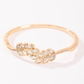 Elegante goudkleurige open armband met asymmetrisch bladontwerp en zirkoon micro-pave - Dubbele Blad Stijl / Goud