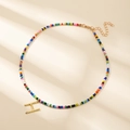 Collier de perles colorées avec pendentif lettre H dorée et fermoir réglable - Style Lettre H (H)