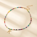 Collier de perles colorées avec un pendentif lettre K dorée orné d'un petit cristal - Style Lettre K (K)