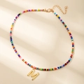 Collier bohème en perles colorées avec pendentif lettre M en métal doré et cristal - Style Lettre M (M)