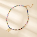 Collier artisanal en perles colorées avec pendentif lettre N dorée et fermoir réglable - Style Lettre N (N)