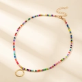 Collier de perles colorées bohème avec pendentif rond doré et petit cristal étincelant - Style Lettre O (O)