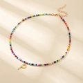 Collier minimaliste en perles colorées avec un pendentif lettre P doré et cristal - Style Lettre P (P)