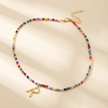 Collier en perles colorées avec pendentif lettre R dorée et détail en zircon brillant - Style Lettre R (R)