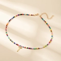 Collier en perles colorées avec pendentif lettre T dorée et fermoir mousqueton réglable - Style Lettre T (T)