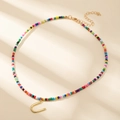 Collier en perles colorées avec pendentif lettre U doré et fermoir ajustable - Style Lettre U (U)
