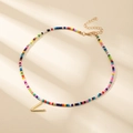 Collier en perles de rocaille colorées style bohème avec pendentif lettre L dorée - Style Lettre V (V)