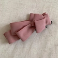 Detalle de pasador de lazo multicapa en ante rosa empolvado con base de clip banana - Rosa