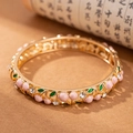 Bracciale rigido vintage dorato con motivi floreali rosa e foglie in smalto verde - Ciliegia - Rosa