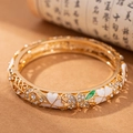 Bracciale rigido dorato con quadrifoglio in smalto bianco, foglia verde e cristalli - Quadrifoglio-Bianco