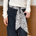 Dettaglio di un foulard di seta bianco e nero con motivo paisley usato come cintura - Bianco Sporco