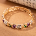 Bracciale vintage dorato traforato con perle di uva viola e fiori di strass bianchi - Uva - Viola