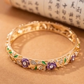 Bracciale vintage dorato con fiori in smalto viola e dettagli in cristallo brillante - Rosa - Viola Scuro