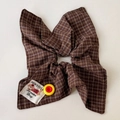 Chouchou vintage à carreaux marron avec bouton jaune et étiquette pour femmes - Bandana