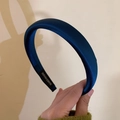 Detalle de la diadema de satén azul pavo real con una etiqueta blanca hecha a mano - Verde azulado
