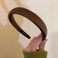 Detalle de diadema de satén marrón hecha a mano con textura suave y etiqueta interior - Marrón Oscuro