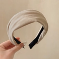 Dettaglio di un cerchietto beige in velluto con design largo e fodera antiscivolo interna - Cachi