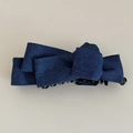 Dettaglio del fermaglio a banana con fiocco in denim blu scuro e denti neri resistenti - Blu scuro