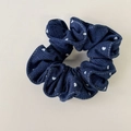 Vista detallada del coletero vaquero azul oscuro con patrones de corazones blancos y costura - Azul Denim Coletero Regular