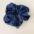 Detalle de coletero denim azul con corazones blancos y etiqueta tejida de marca - Azul Denim Coletero Jumbo