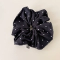 Primer plano de coletero de mezclilla negra con corazones y etiqueta tejida - Negro Denim Coletero Jumbo