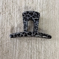 Dettaglio della molletta per capelli grigia con stampa leopardata su fondo bianco - Leopardo Grigio-Piccolo Diritto