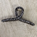 Detail of grey leopard print hair claw clip showing its spring and strong grip teeth - Gray Leopard-Cross