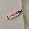 Détail de la barrette en acétate rose avec cerises en strass et pince crocodile en métal - Rose