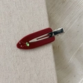 Détail de la pince à cheveux rouge en acétate avec motif cerise orné de strass brillants - Rouge