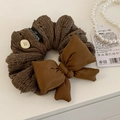 Chouchou en maille marron avec grand nœud et bouton décoratif sur fond blanc - Marron