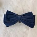 Grande fermaglio per capelli a fiocco in velluto blu navy con denti interni resistenti - Blu