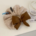 Chouchou en maille crème avec grand nœud en satin marron et bouton décoratif - Khaki