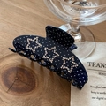Detail der dunkelblauen Haarklammer mit Polka-Dots und funkelnden Strasssternen - Blaues Punktmuster mit Strass-Stern Stil
