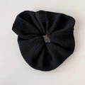 Vue détaillée du chouchou en maille noire avec texture côtelée et design élastique - Noir