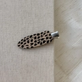 Dettaglio della trama leopardata su una clip per capelli in metallo per acconciature - Leopardo Fine (Stile C)