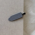 Dettaglio del fermaglio per capelli pied-de-poule bianco e nero con base in metallo - Pied de Poule Bianco e Nero (Stile D)