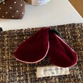 Dettaglio molletta per capelli in velluto rosso su base in tweed con etichetta decorativa - Rosso