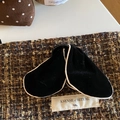 Elegante pinza per capelli in velluto nero con bordo bianco su tessuto tweed - Nero